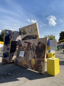 „Egal, weiter?” - XXL-Bildinstallation