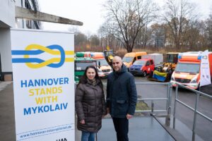 Fahrzeugübergabe mit der Vorsitzenden des Ukrainischen Vereins Niedersachsen, Oksana Janzen und Hannovers Oberbürgermeister Belit Onay