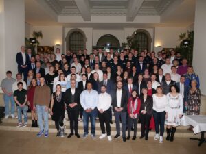 Oberbürgermeister Belit Onay mit den geehrten Sportler*innen