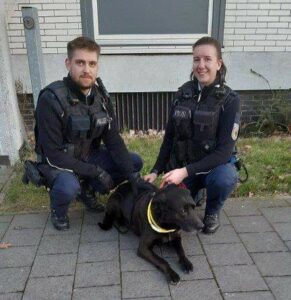 Die eingesetzten Bundespolizisten mit dem Hund