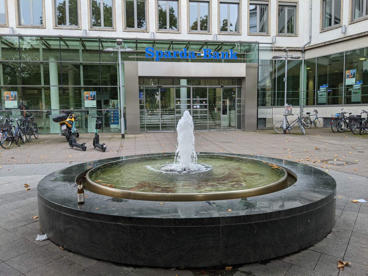 Brunnen vor der Sparda Bank Hannover