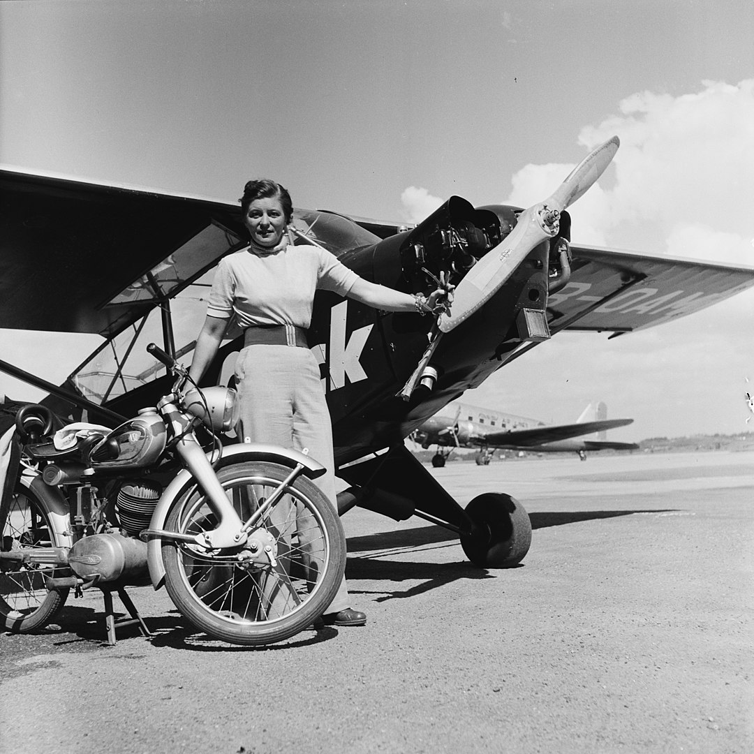 Elly Beinhorn mit ihrem Flugzeug 1952 am Flughafen Helsinki-Malmi