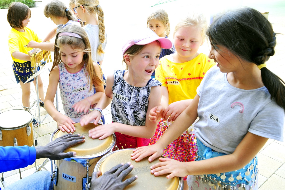 Kinder haben Spaß beim Ferienprogramm