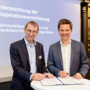 Gemeinsames Plazet für die Entwicklung des Technologieparks (v. l.): Prof. Dr. Holger Blume, Vizepräsident für Forschung und Transfer der Leibniz Universität Hannover, und Regionspräsident Steffen Krach vereinbaren eine noch engere Zusammenarbeit am Campus Maschinenbau Garbsen.