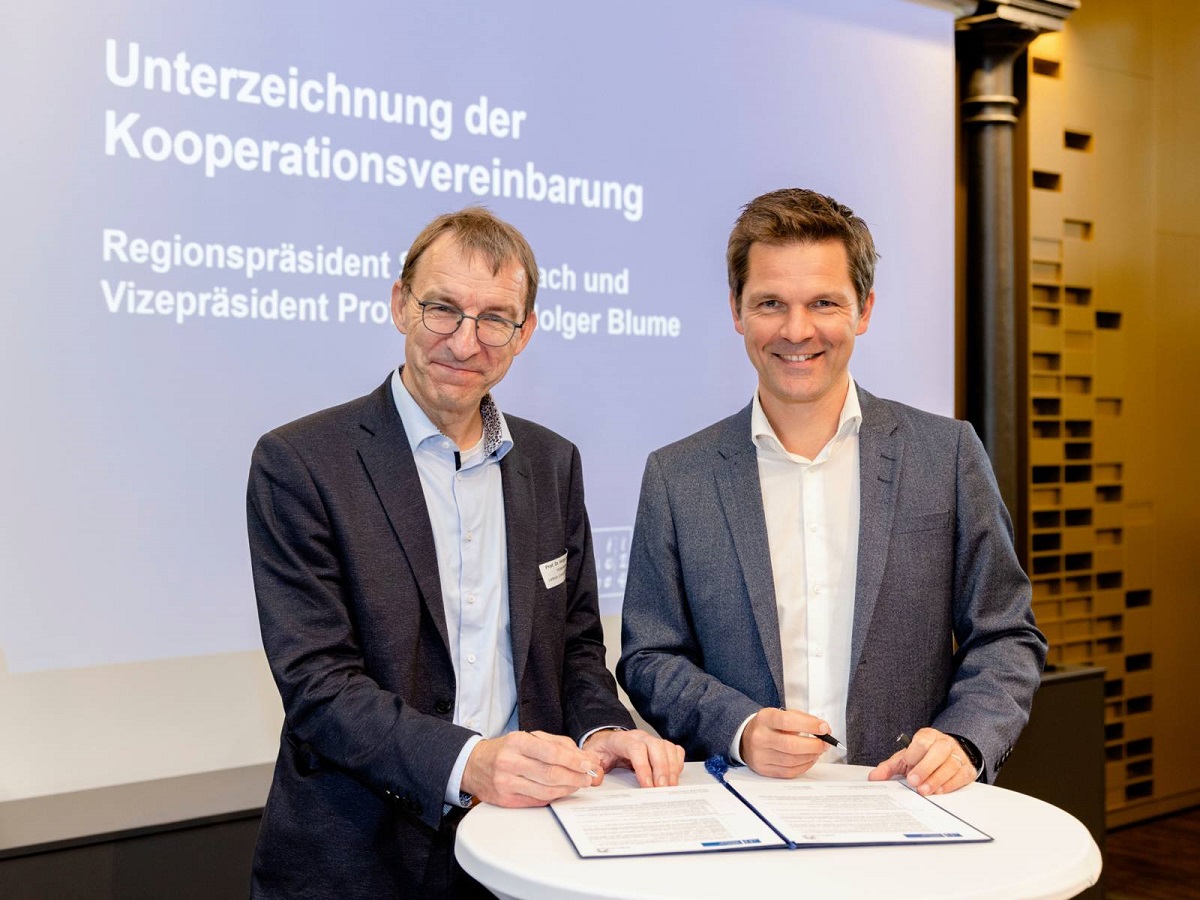 Gemeinsames Plazet für die Entwicklung des Technologieparks (v. l.): Prof. Dr. Holger Blume, Vizepräsident für Forschung und Transfer der Leibniz Universität Hannover, und Regionspräsident Steffen Krach vereinbaren eine noch engere Zusammenarbeit am Campus Maschinenbau Garbsen.