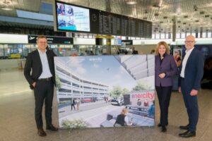 HAJ-Geschäftsführer Prof. Dr. Martin Roll, enercity-CEO Dr. Susanna Zapreva und HAJ-Geschäftsführer Maik Blötz, Geschäftsführer des Flughafens Hannover präsentieren den neuen Ladepark am Airport