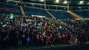 Gemeinsames Singen im Niedersachsenstadion nach dem Laternenumzug