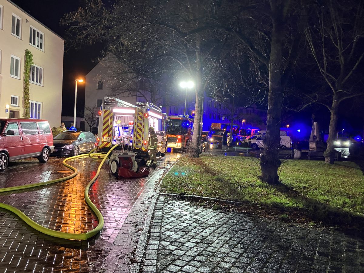 Einsatzkäfte der Feuerwehr Hannover bei einem Kellerbrand inMittelfeld