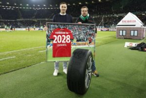 Marcus Mann (Sportdirektor, Hannover 96), Timo Röbbel (Leiter Marketing Reifen-Ersatzgeschäft Deutschland, Continental) (v.l.n.r.)