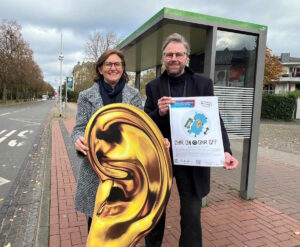 Sabine Bonvallet und Nils Meyer von der Hörregion Hannover freuen sich, wenn am 16. November 2023 viele Fahrgäste die Buslinie 100/200 nehmen und klangvolle Zwischenstopps einlegen