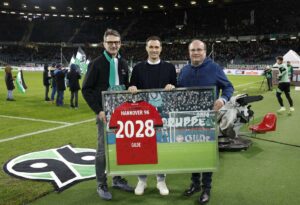 Gilde-Geschäftsführer Mike Gärtner (l.) und Holger Bock (m.) mit 96-Sportdirektor Marcus Mann (r.)