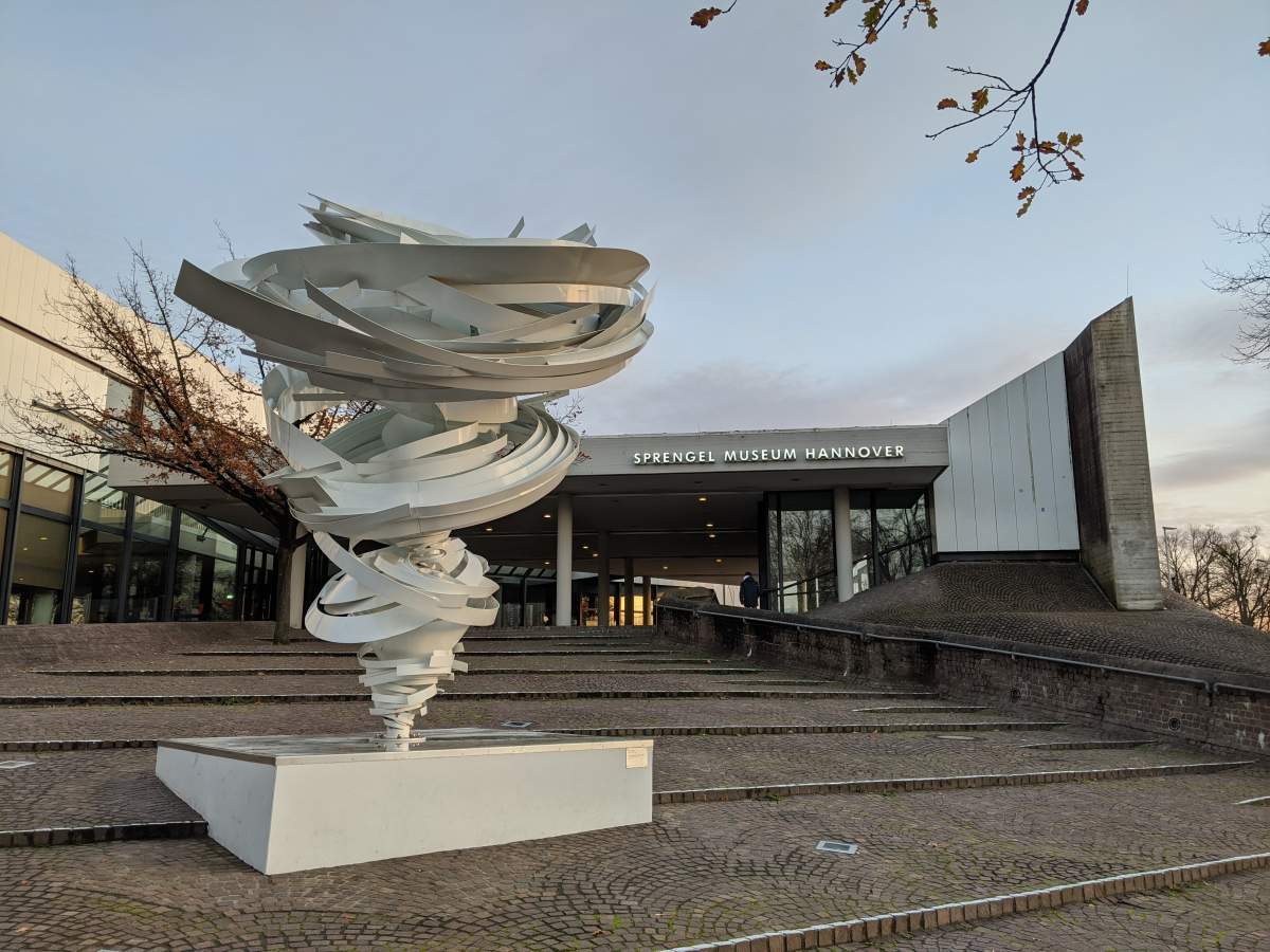 Another Twister vor dem Sprengelmuseum