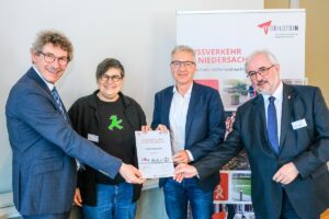 Staatssekretär Frank Doods und Christian Berndt, Geschäftsführer der Landesnahverkehrsgesellschaft gratulieren Uta Schäfer (Fußverkehrsbeauftragte) und Thomas Vielhaber (Stadtbaurat) zum Fußverkehrs-Check in Hannover.