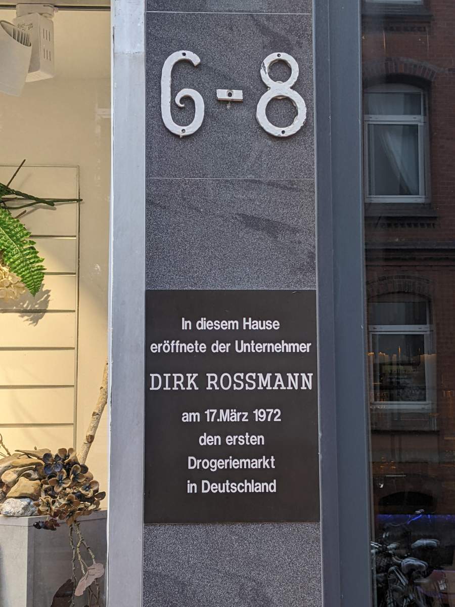Infotafel: Erster Rossmann Drogeriemarkt