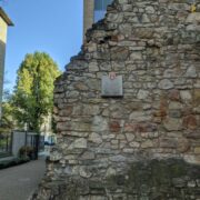 Ehemalige Stadtmauer mit Stadttafel