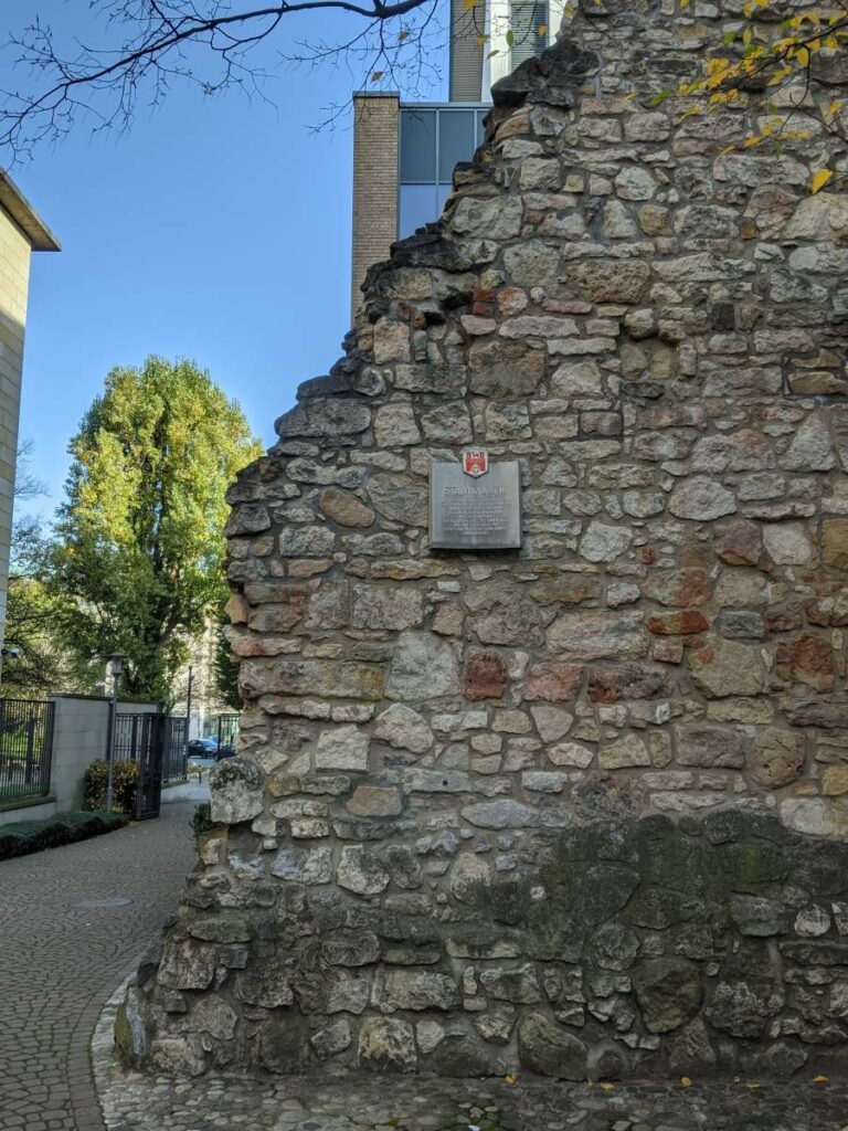 Ehemalige Stadtmauer mit Stadttafel