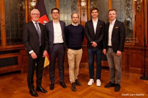 (v. l.): Reinhard Rawe (Vorstandsvorsitzender des LSB), Sven Osthoff (Geschäftsführer von LOTTO Niedersachsen), Raoul Roßmann (Sprecher der ROSSMANN-Geschäftsführung), Renārs Uščins (Handball-Nationalspieler), Eike-Christian Korsen (Geschäftsführer DIE RECKEN)