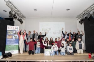 Alle Akteure feiern den Sieg der Realschule Misburg