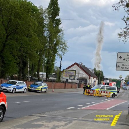Sprengung verursacht eine beeindruckende Wasserfontäne