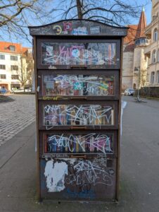 Bücherschrank in der Nordstadt an der Lutherkirche