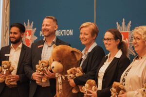 Übergabe der Teddys für Trost