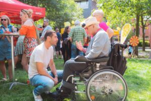 Axel von der Ohe im Gespräch beim Sommerfest im letzten Jahr