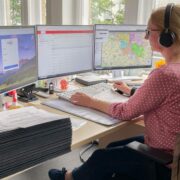 Eine Mitarbeiterin der Leitstelle nimmt Anrufe entgegen und disponiert Einsätze für den städtischen Ordnungsdienst und den Verkehrsaußendienst.